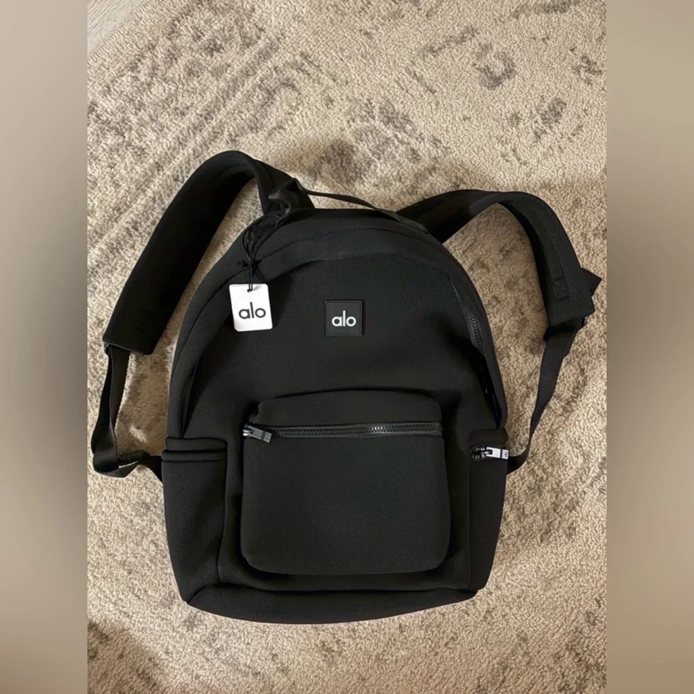 ALO Yoga Stow Backpack🔥 BRAND NEW w/tags!🔥 - Picture 3 of 16
